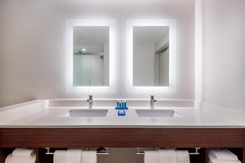 Holiday Inn Express & Suites Santa Ana - Orange County 3