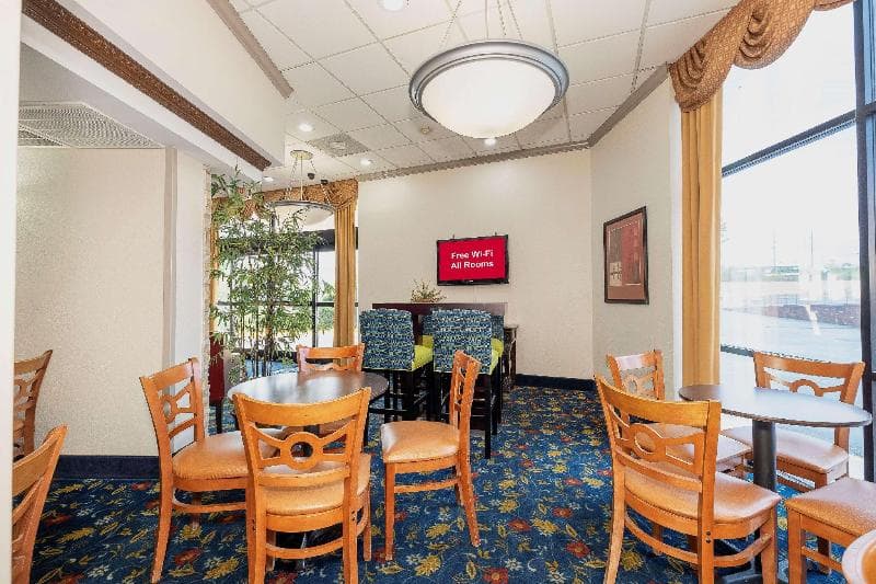 Red Roof Inn & Suites Macon 3