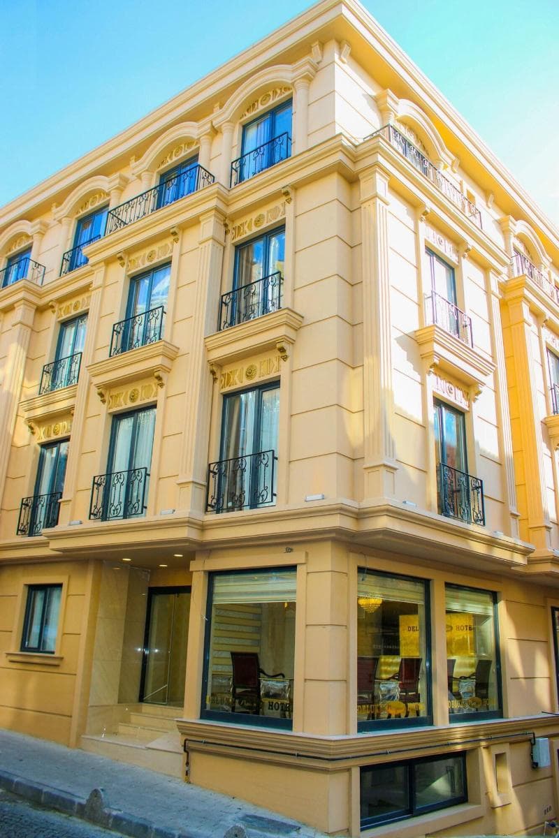 Deluxe Newport Hotel 2