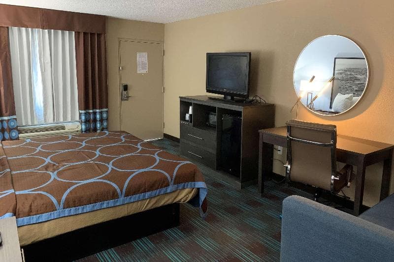 Super 8 By Wyndham Newport News photo 1