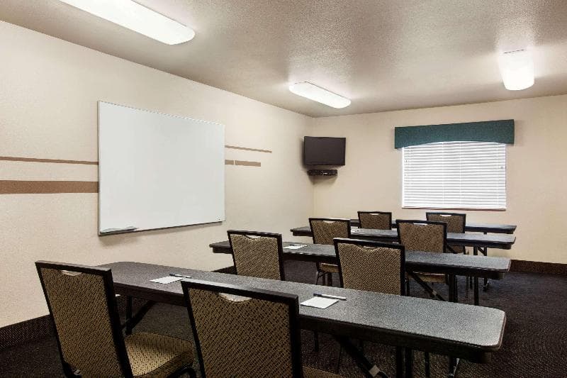 Travelodge By Wyndham Livonia photo 1