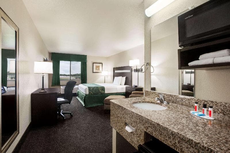 Travelodge By Wyndham Livonia 3
