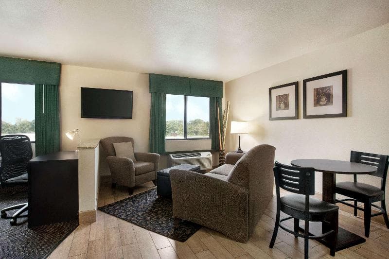 Travelodge By Wyndham Livonia 4