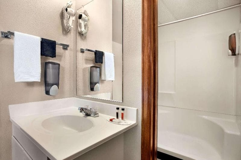 Travelodge By Wyndham Guernsey 3