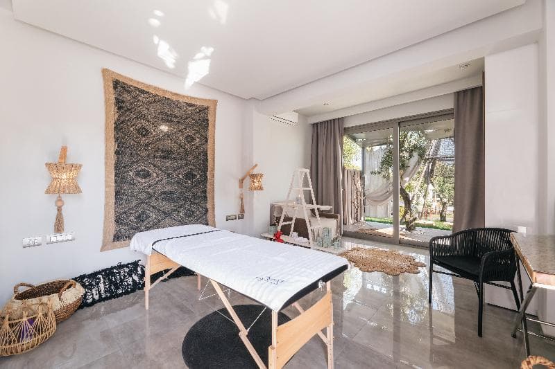 Blue Carpet Luxury Suites 3