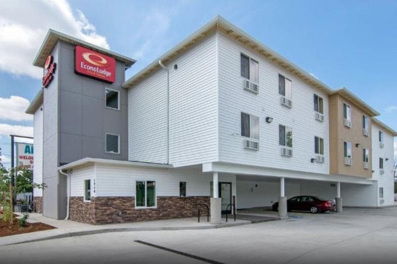 Econo Lodge Inn & Suites 2