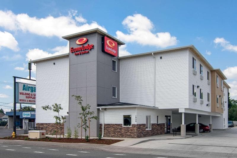 Econo Lodge Inn & Suites 4