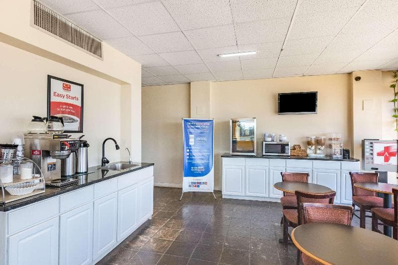 Econo Lodge 2