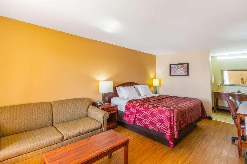 Econo Lodge 3