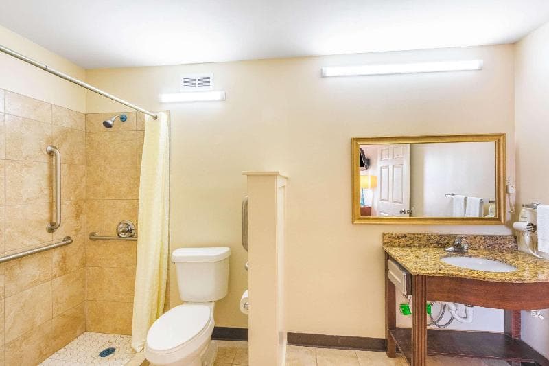 Econo Lodge 5