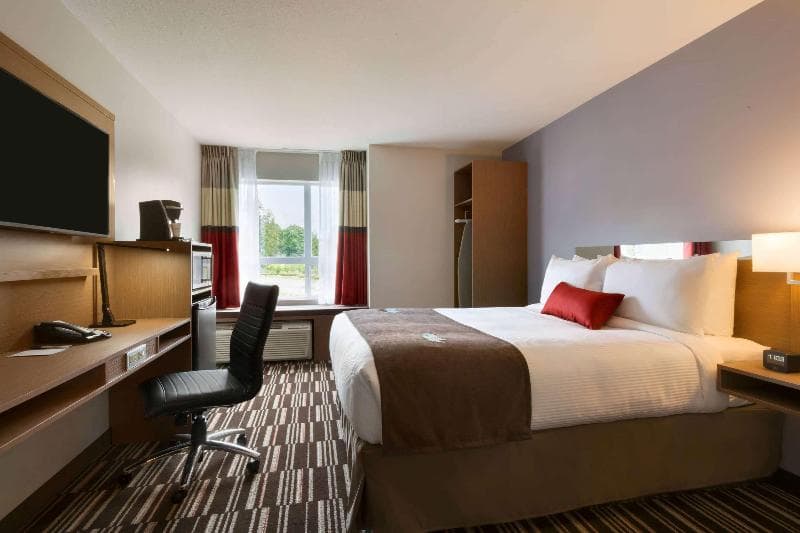 Microtel Inn & Suites By Wyndham Ladysmith Oyster Bay 4