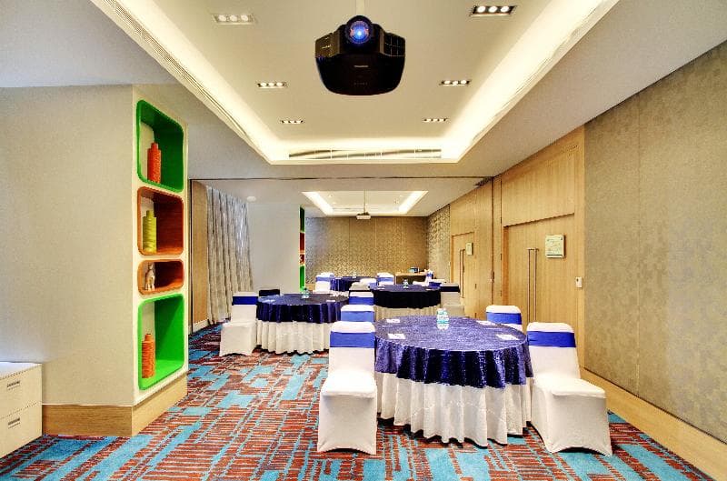 Holiday Inn Express & Suites Bengaluru Racecourse photo 1