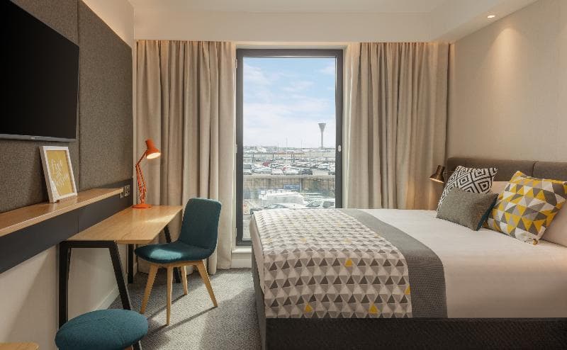 Holiday Inn London - Heathrow Bath Road photo 1