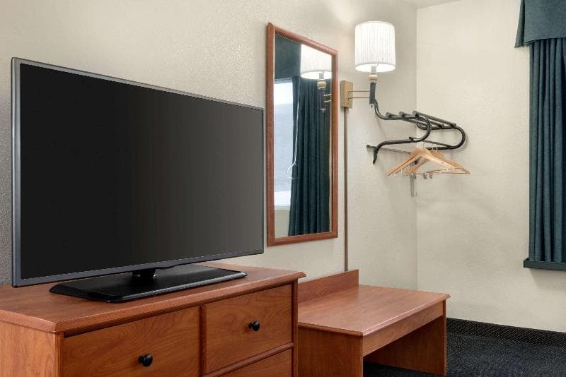 Travelodge By Wyndham Clinton Valley West Court 4