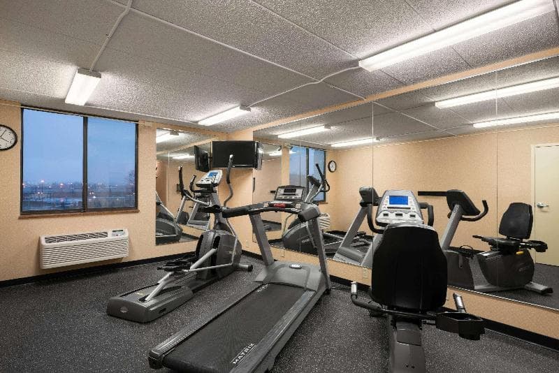 Days Hotel by Wyndham University Avenue SE 2