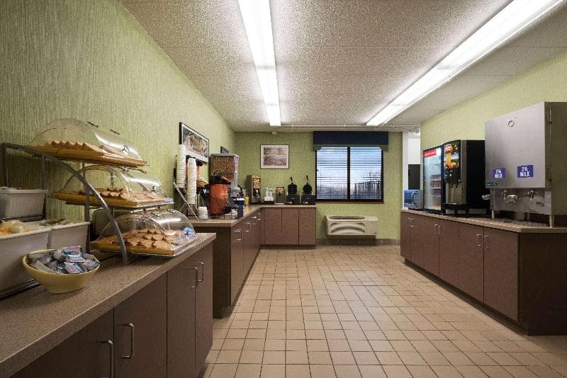 Days Hotel by Wyndham University Avenue SE 3