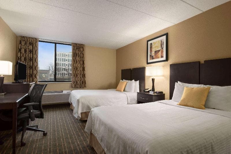 Days Hotel by Wyndham University Avenue SE 4