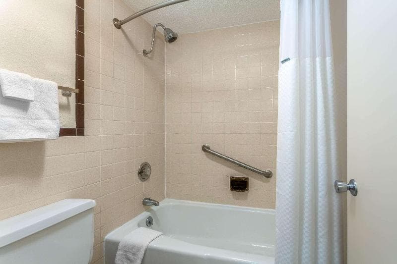 Days Inn By Wyndham Breezewood 4