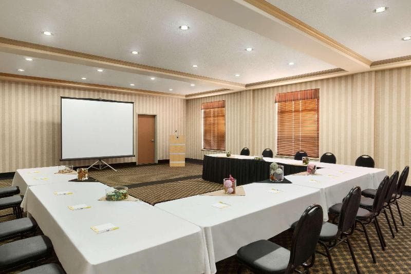 Days Inn & Suites By Wyndham Edmonton Airport photo 1