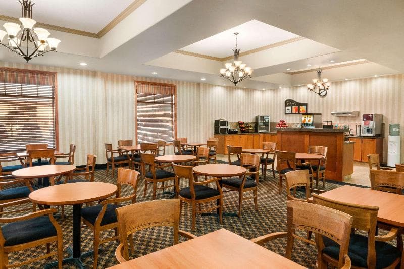 Days Inn & Suites By Wyndham Edmonton Airport 3