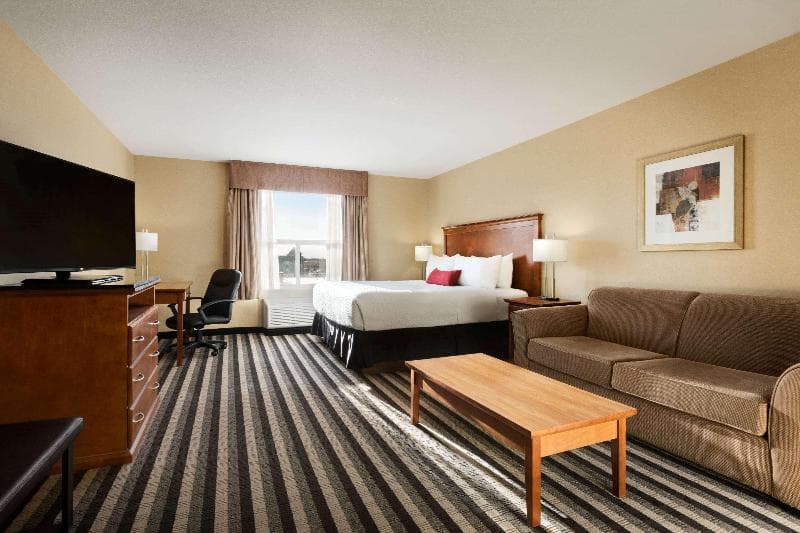 Days Inn & Suites By Wyndham Edmonton Airport 5