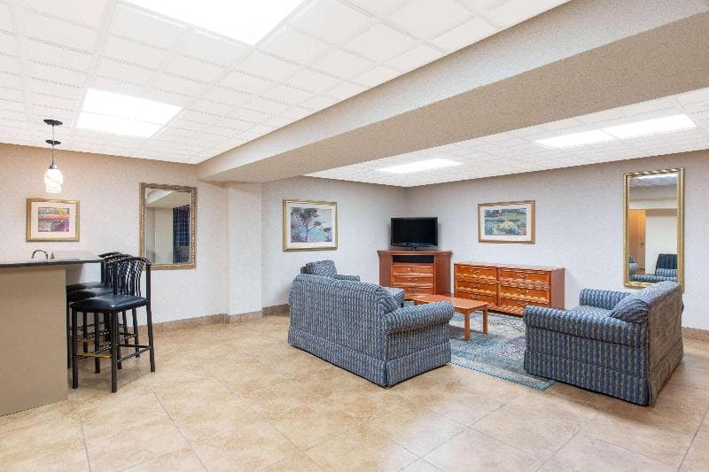 Ramada By Wyndham Midtown Grand Island photo 1