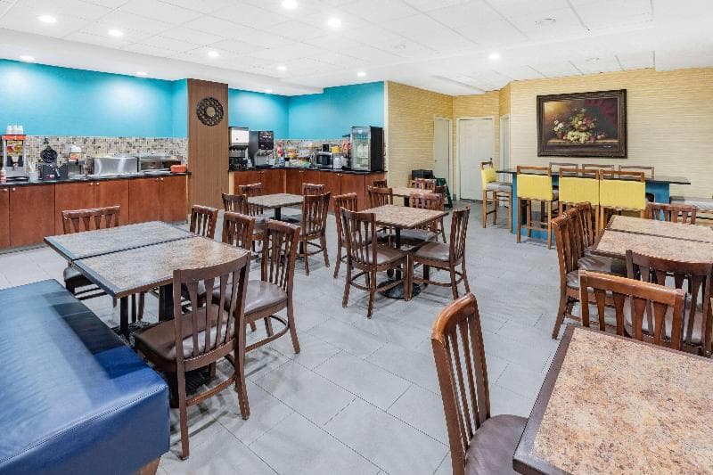 Days Inn & Suites By Wyndham San Antonio Near At&T photo 1