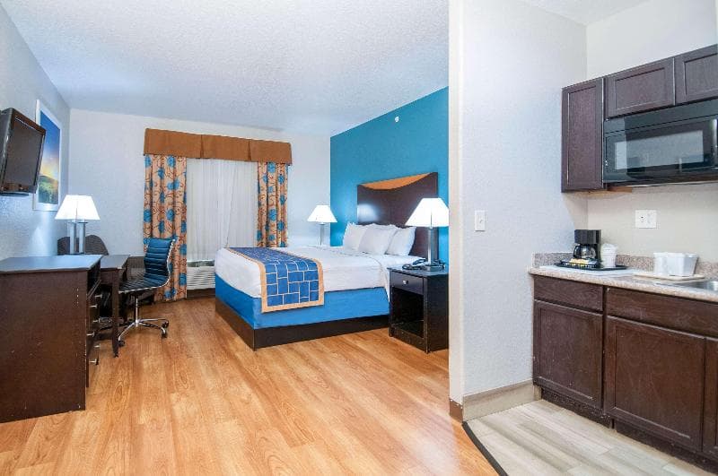 Days Inn & Suites By Wyndham San Antonio Near At&T 4