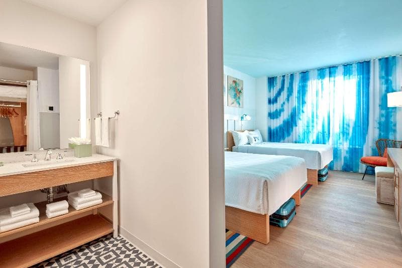 Universal's Endless Summer Resort - Surfside Inn & Suites 4