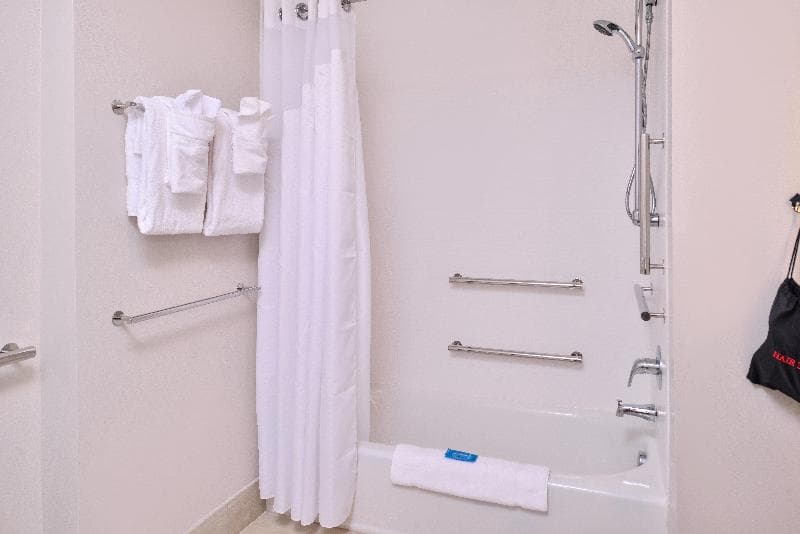 Holiday Inn Express & Suites Farmville 5