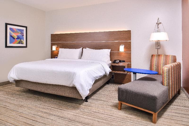 Holiday Inn Express & Suites Farmville 2