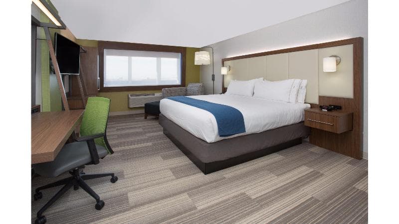 Holiday Inn Express Olathe South 3