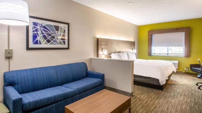 Holiday Inn Express Olathe South 4