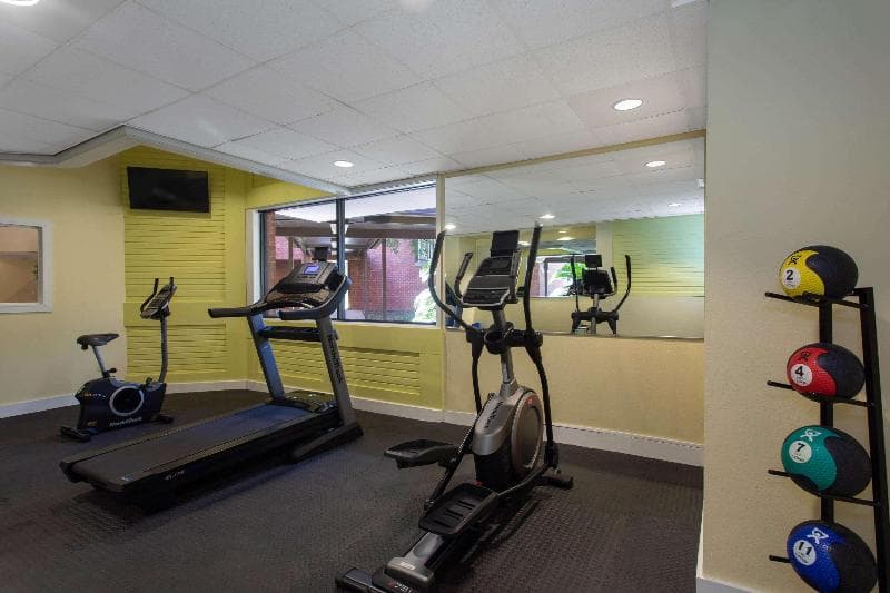 Days Inn & Suites By Wyndham Tallahassee Conf Center I-10 2