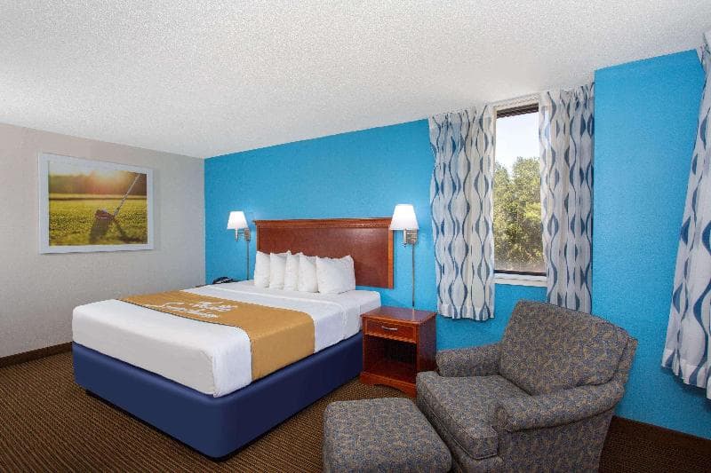 Days Inn & Suites By Wyndham Tallahassee Conf Center I-10 5