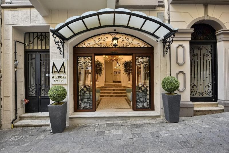 Mirrors Hotel 4