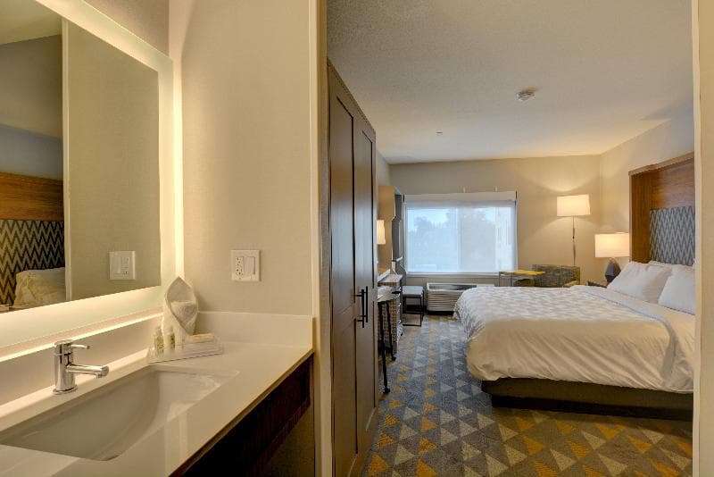 Holiday Inn Salem 3