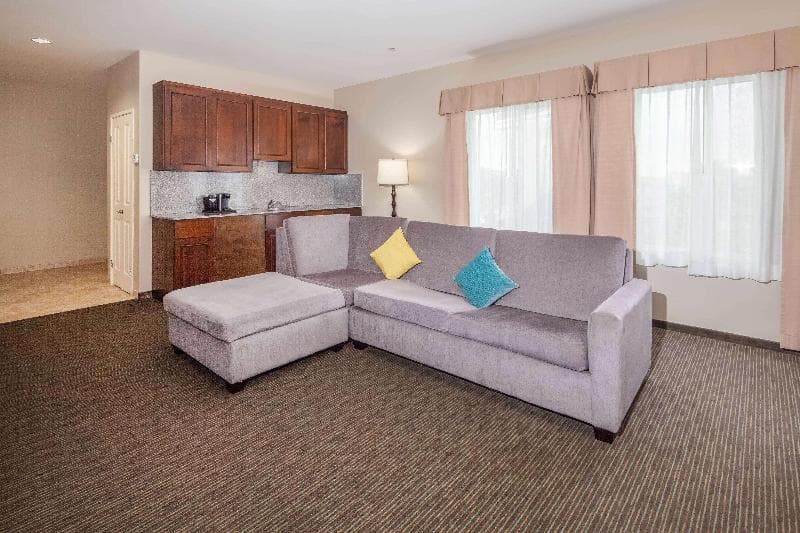 La Quinta Inn & Suites by Wyndham Inglewood 5