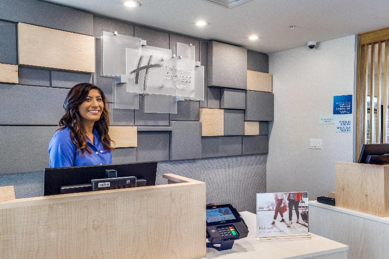 Holiday Inn Express & Suites Denton South 2