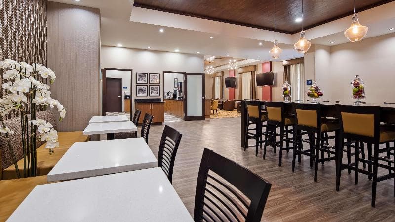 Best Western Plus Hinton Inn & Suites 3