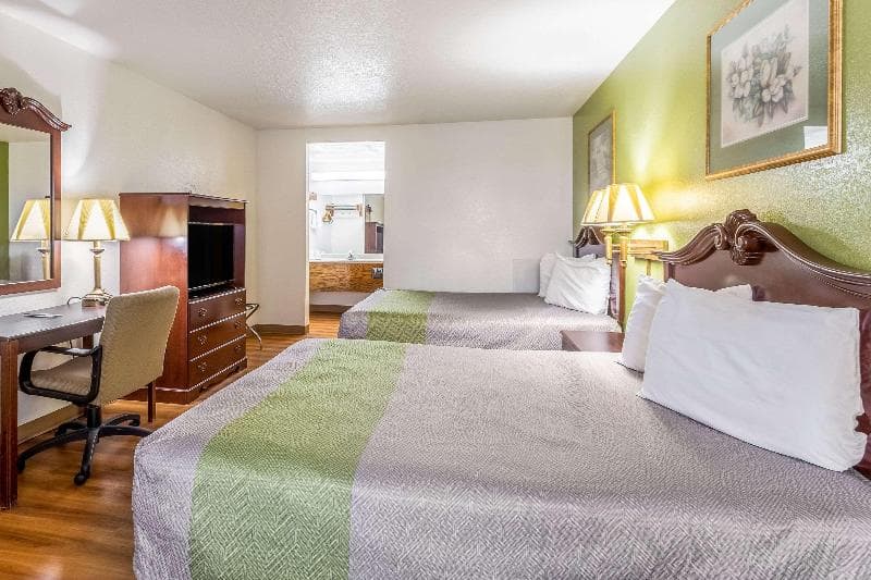 Rodeway Inn 4
