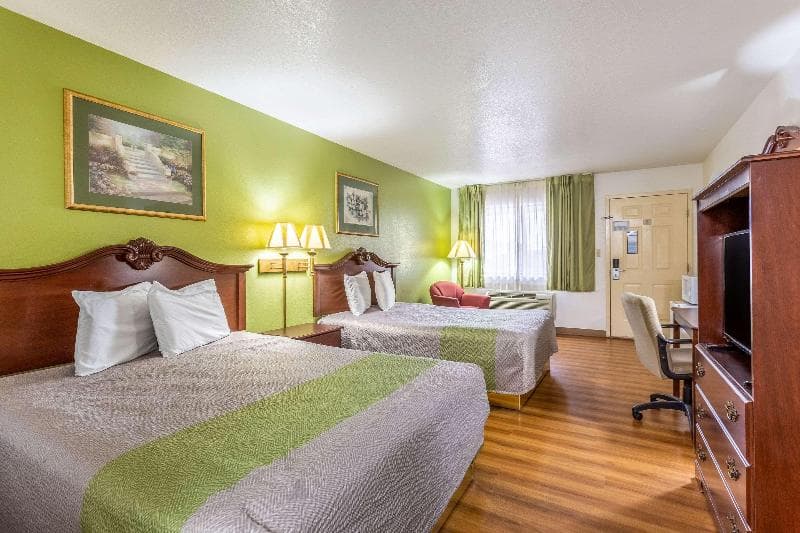 Rodeway Inn 5