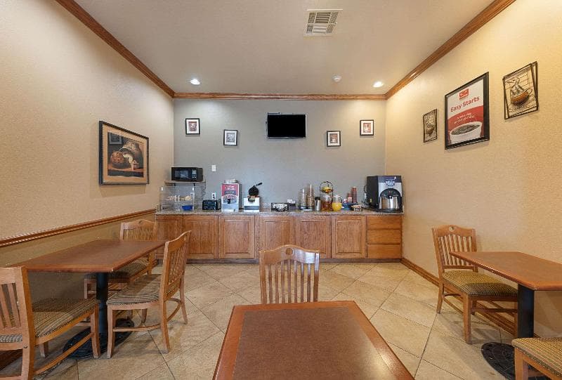 Econo Lodge Inn And Suites Bridgeport photo 1