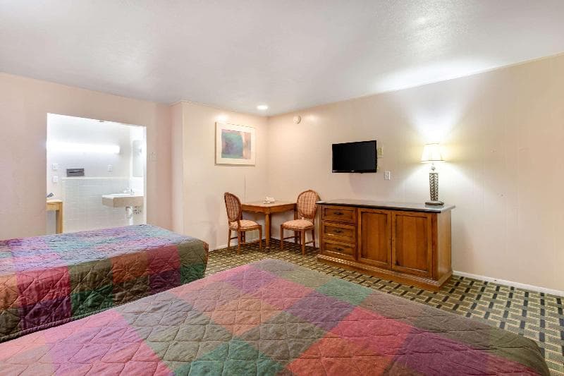 Rodeway Inn & Suites 5