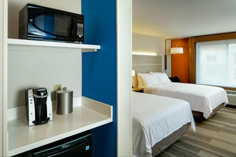 Holiday Inn Express & Suites Medford 4