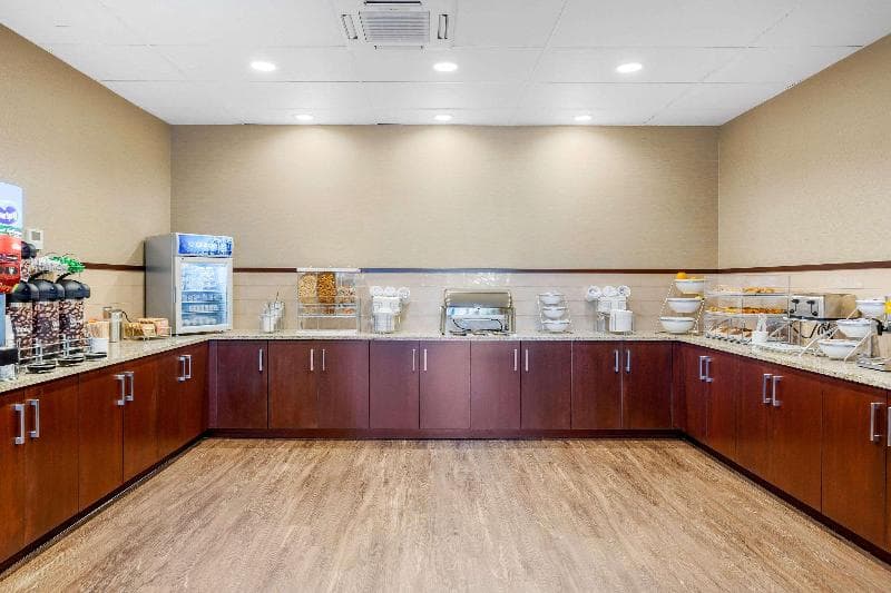 Comfort Suites Burlington Near I-5 3