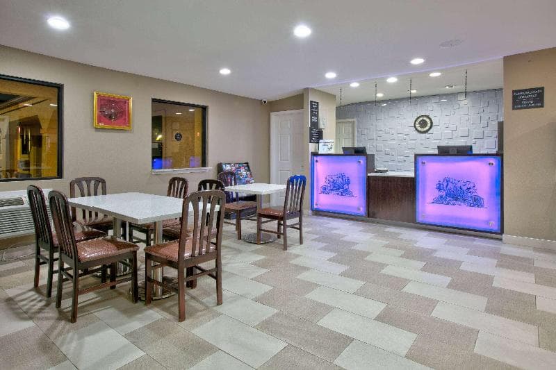 Super 8 By Wyndham Palestine 3