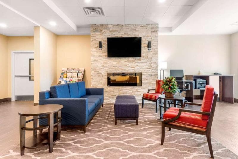 Comfort Inn & Suites 4