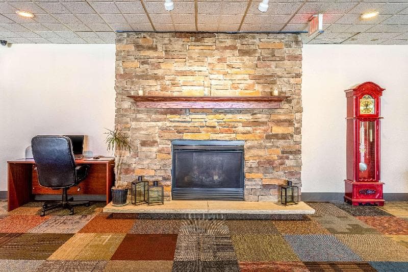Econo Lodge 5