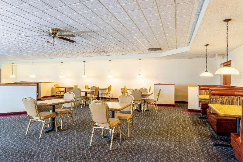 Econo Lodge 3